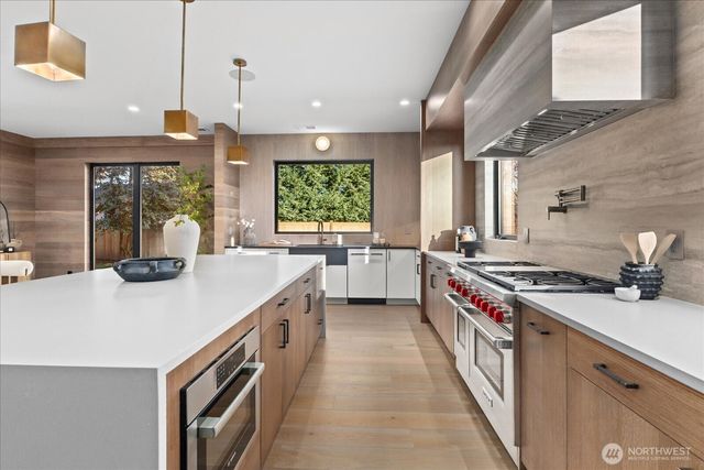 1020 107th Avenue SE, Bellevue, WA 98004