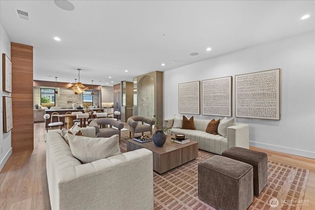 1020 107th Avenue SE, Bellevue, WA 98004