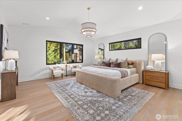 1020 107th Avenue SE, Bellevue, WA 98004