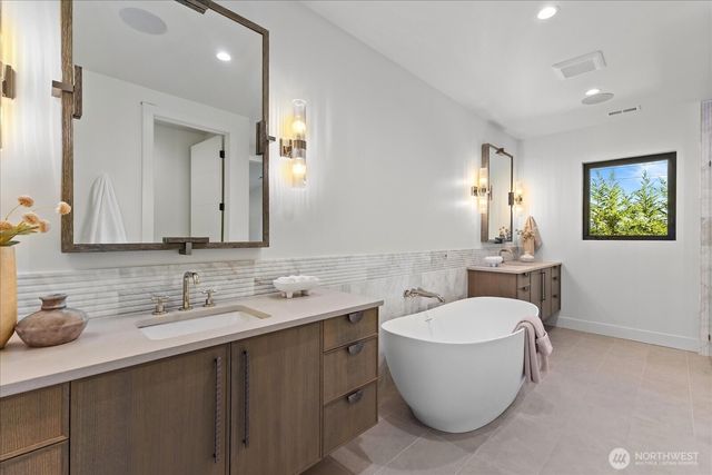 1020 107th Avenue SE, Bellevue, WA 98004