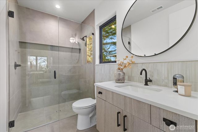 1020 107th Avenue SE, Bellevue, WA 98004