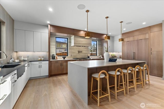 1020 107th Avenue SE, Bellevue, WA 98004