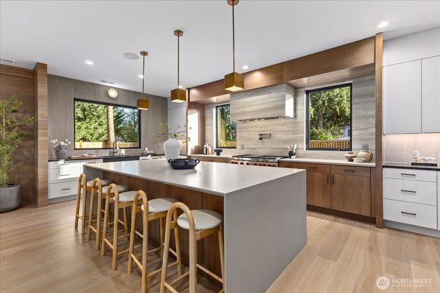 1020 107th Avenue SE, Bellevue, WA 98004