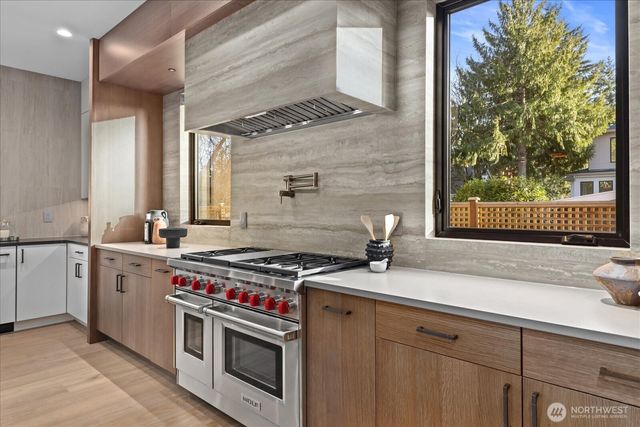 1020 107th Avenue SE, Bellevue, WA 98004