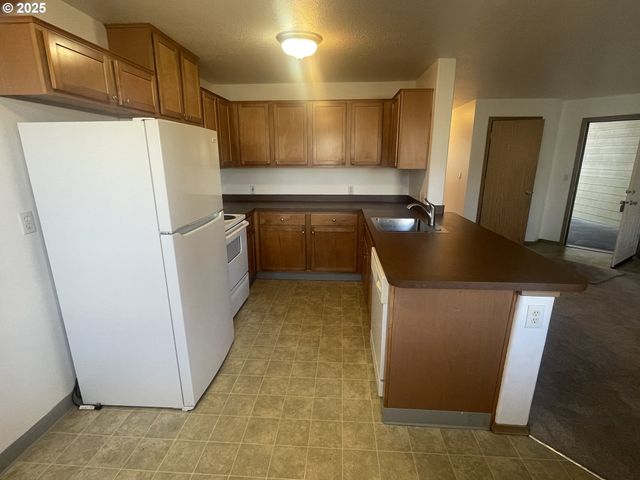 2448 Se 117TH Ave, Portland, OR 97216