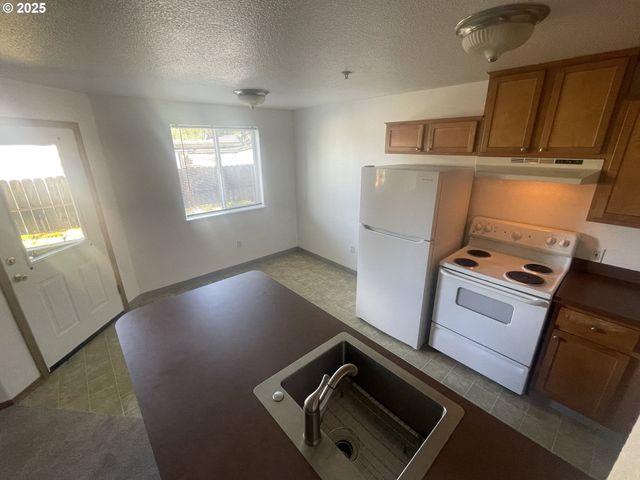 2448 Se 117TH Ave, Portland, OR 97216