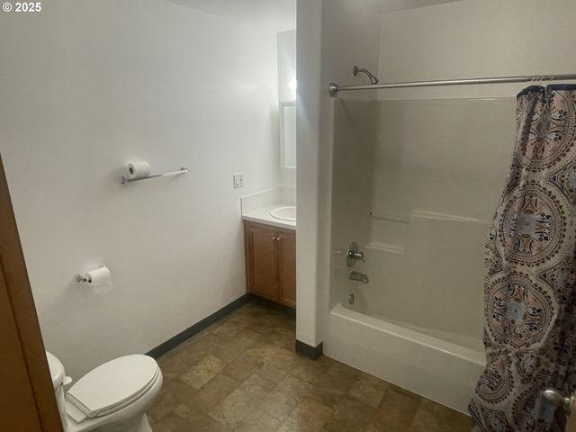 2448 Se 117TH Ave, Portland, OR 97216