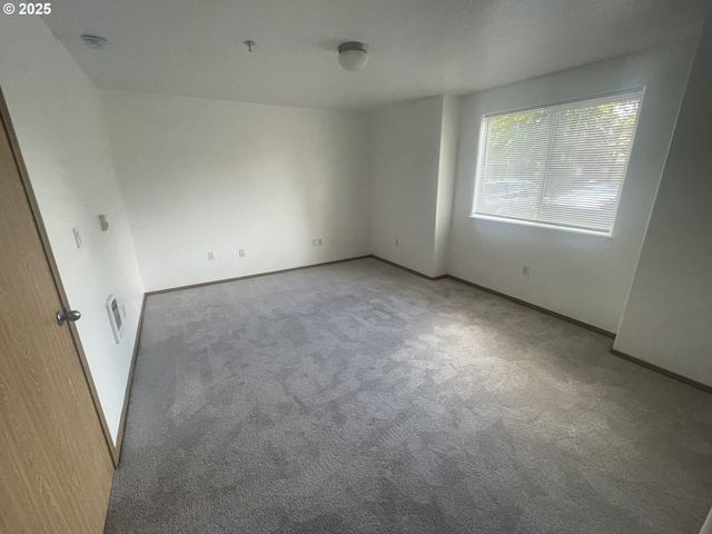 2448 Se 117TH Ave, Portland, OR 97216