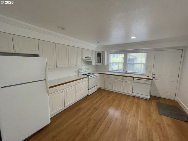 2448 Se 117TH Ave, Portland, OR 97216