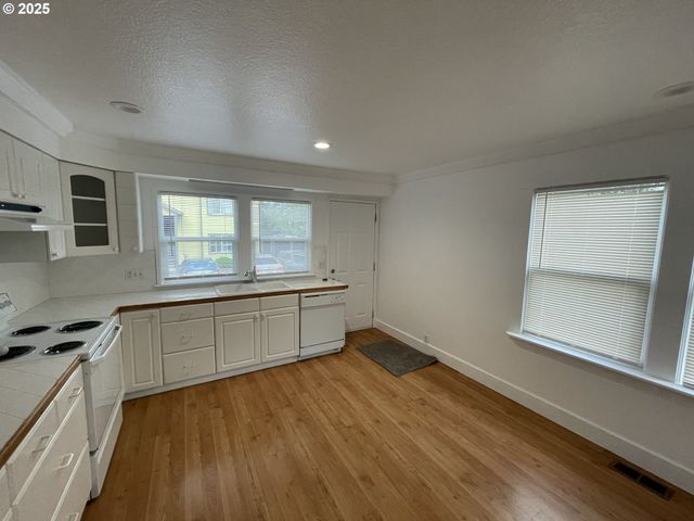 2448 Se 117TH Ave, Portland, OR 97216