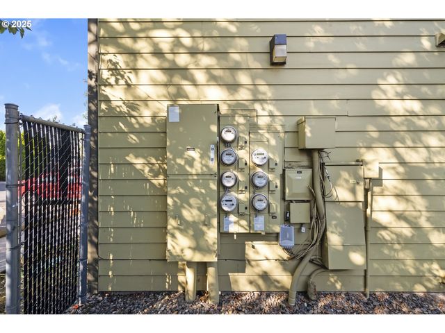 2448 Se 117TH Ave, Portland, OR 97216