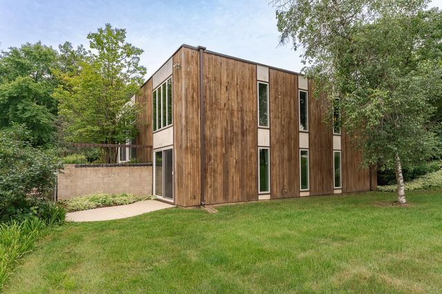 2040 Merrihills Drive SW, Rochester, MN 55902