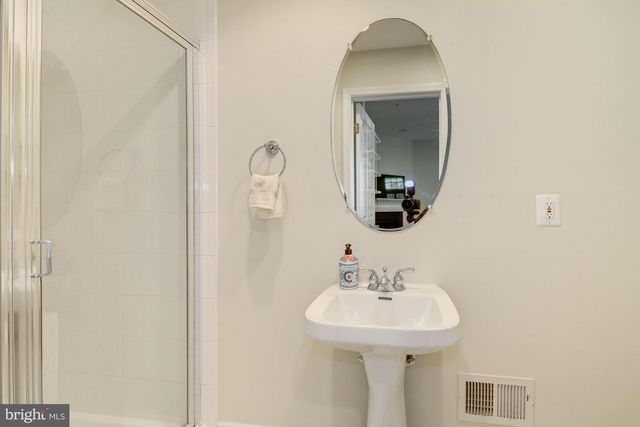 4005 MANSION DR NW, Washington, DC 20007