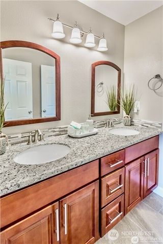 2241 S 252nd Street, Des Moines, WA 98198