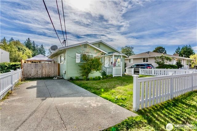 2241 S 252nd Street, Des Moines, WA 98198