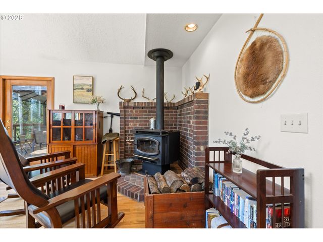 672 WALKER Rd, Kelso, WA 98626