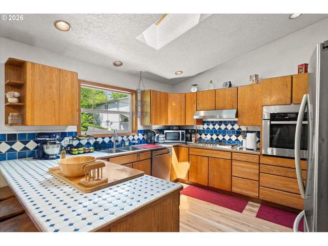 672 WALKER Rd, Kelso, WA 98626
