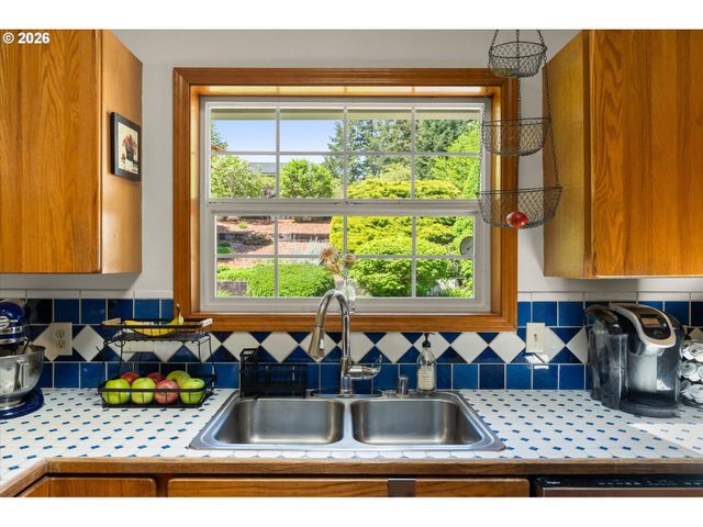 672 WALKER Rd, Kelso, WA 98626