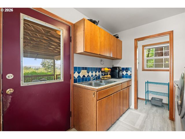 672 WALKER Rd, Kelso, WA 98626