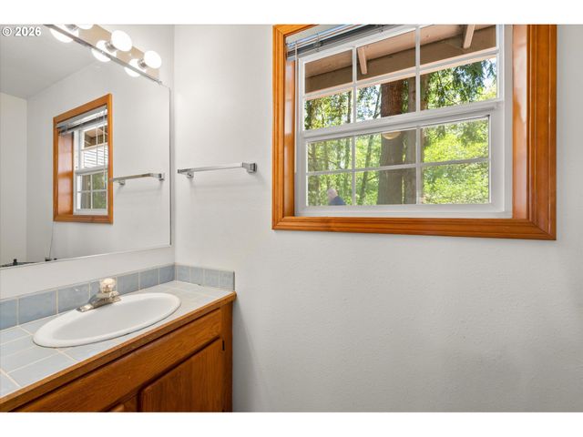 672 WALKER Rd, Kelso, WA 98626