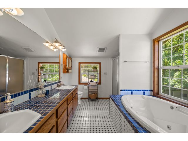 672 WALKER Rd, Kelso, WA 98626