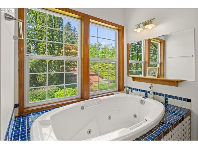 672 WALKER Rd, Kelso, WA 98626