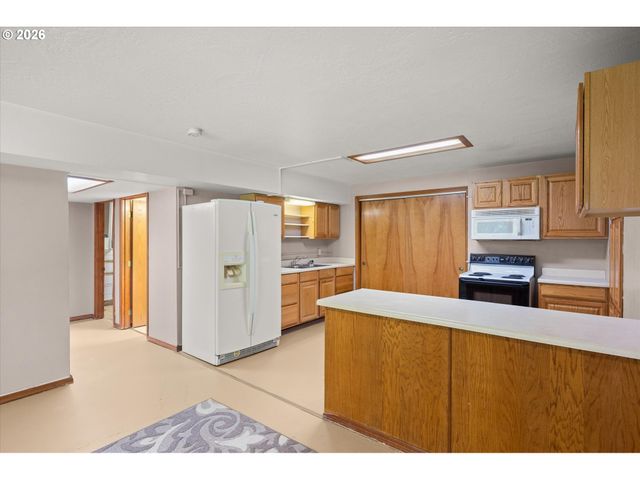 672 WALKER Rd, Kelso, WA 98626