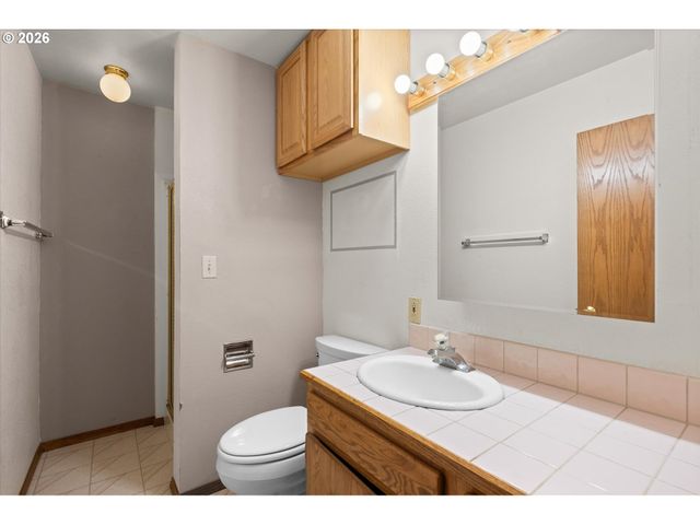672 WALKER Rd, Kelso, WA 98626