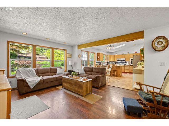672 WALKER Rd, Kelso, WA 98626