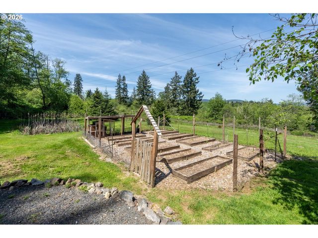 672 WALKER Rd, Kelso, WA 98626