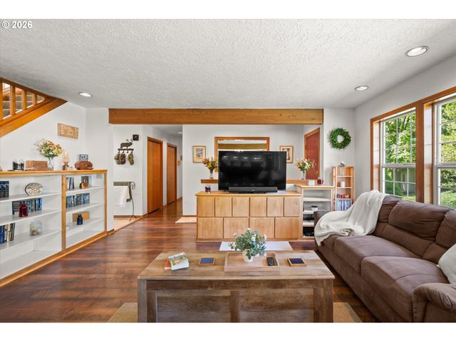 672 WALKER Rd, Kelso, WA 98626