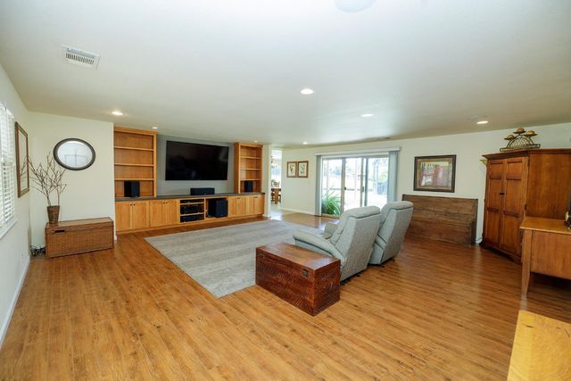 7167 Eleanor Rd, Oakdale, CA 95361