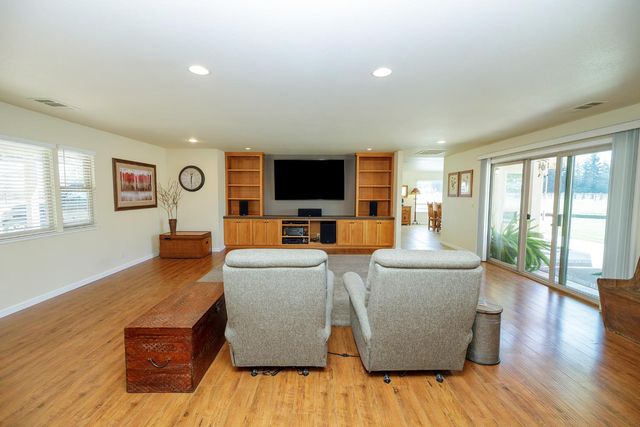 7167 Eleanor Rd, Oakdale, CA 95361