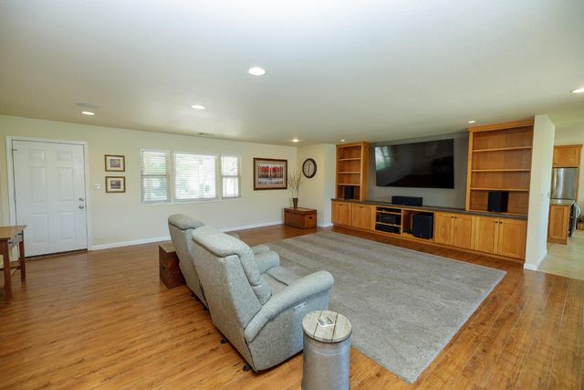 7167 Eleanor Rd, Oakdale, CA 95361