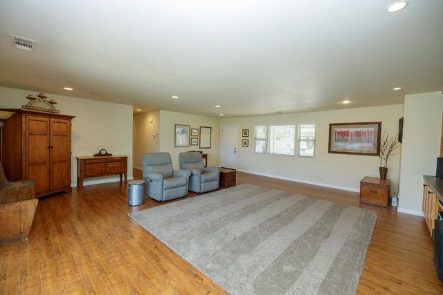 7167 Eleanor Rd, Oakdale, CA 95361