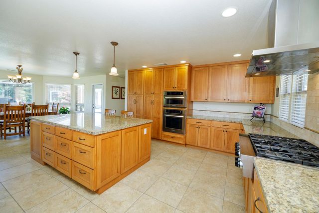 7167 Eleanor Rd, Oakdale, CA 95361