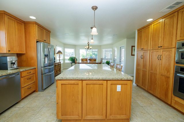 7167 Eleanor Rd, Oakdale, CA 95361