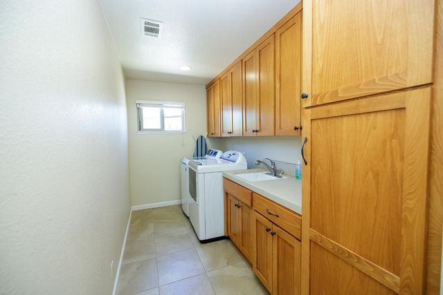 7167 Eleanor Rd, Oakdale, CA 95361