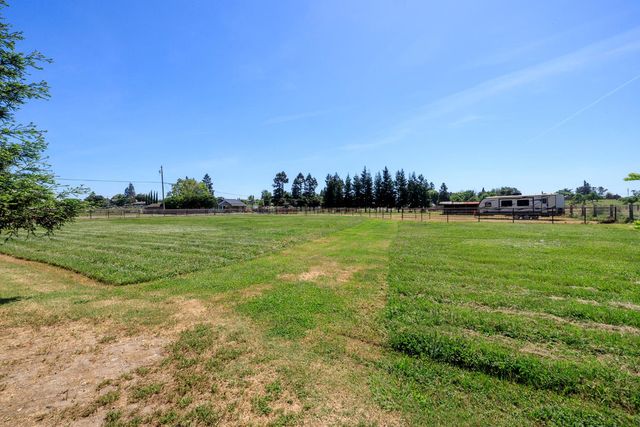 7167 Eleanor Rd, Oakdale, CA 95361