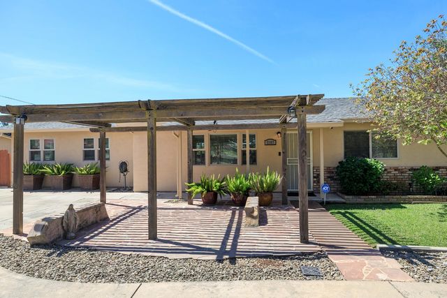 7167 Eleanor Rd, Oakdale, CA 95361