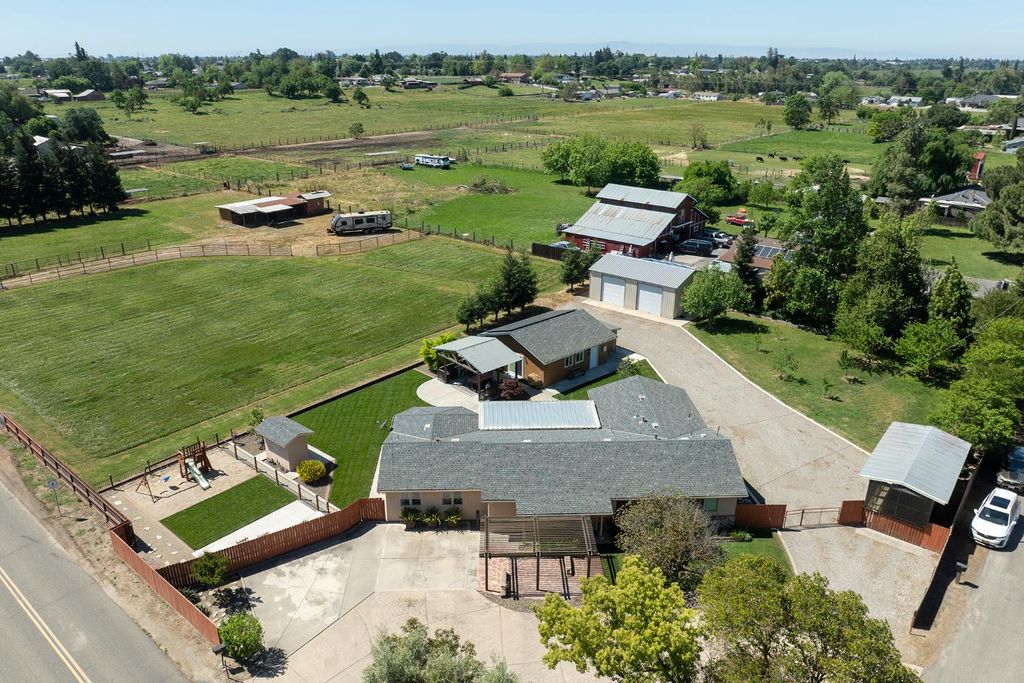 7167 Eleanor Rd, Oakdale, CA 95361