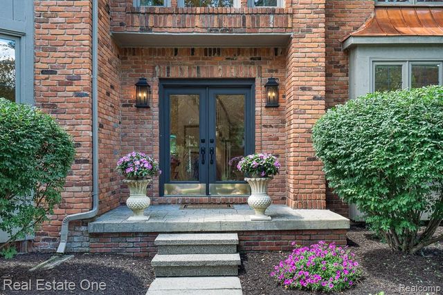 1816 Sudbury Court, Rochester Hills, MI 48306
