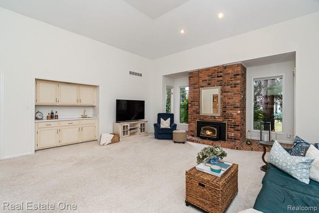 1816 Sudbury Court, Rochester Hills, MI 48306