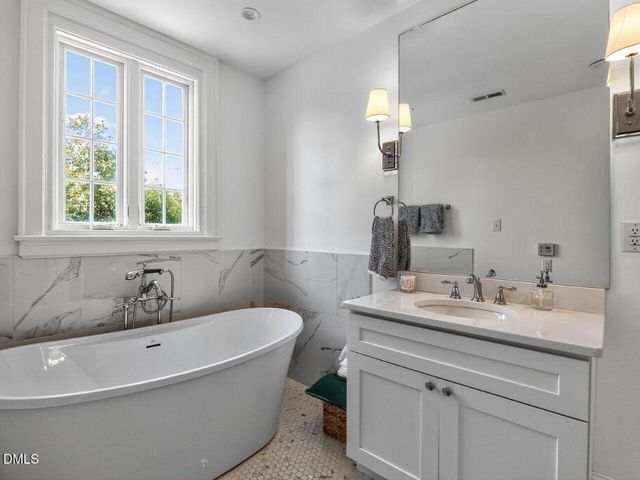 2427 Glenwood Avenue, Raleigh, NC 27608