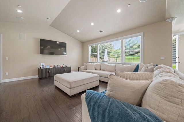 423 La Contenta Way, Valley Springs, CA 95252