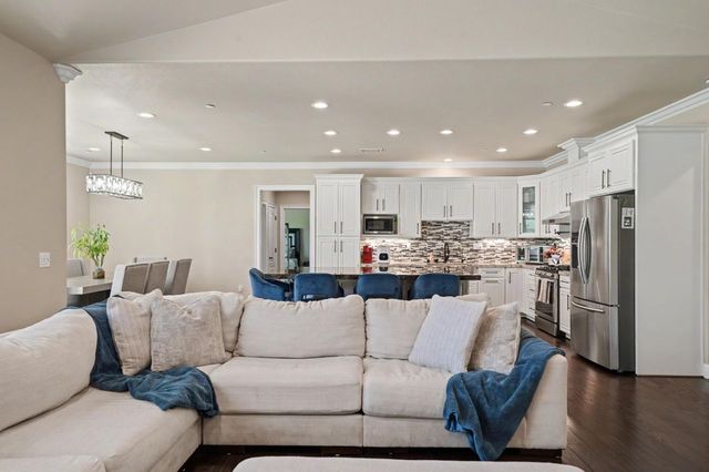 423 La Contenta Way, Valley Springs, CA 95252