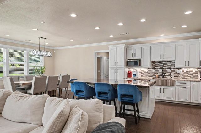 423 La Contenta Way, Valley Springs, CA 95252