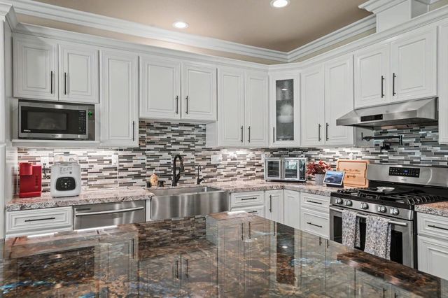 423 La Contenta Way, Valley Springs, CA 95252