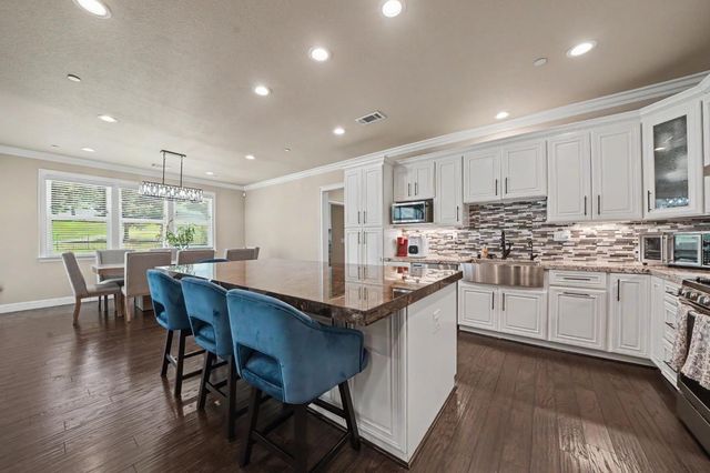 423 La Contenta Way, Valley Springs, CA 95252