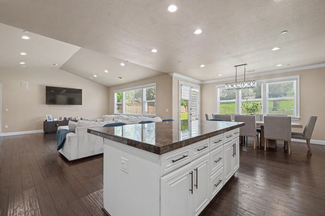 423 La Contenta Way, Valley Springs, CA 95252